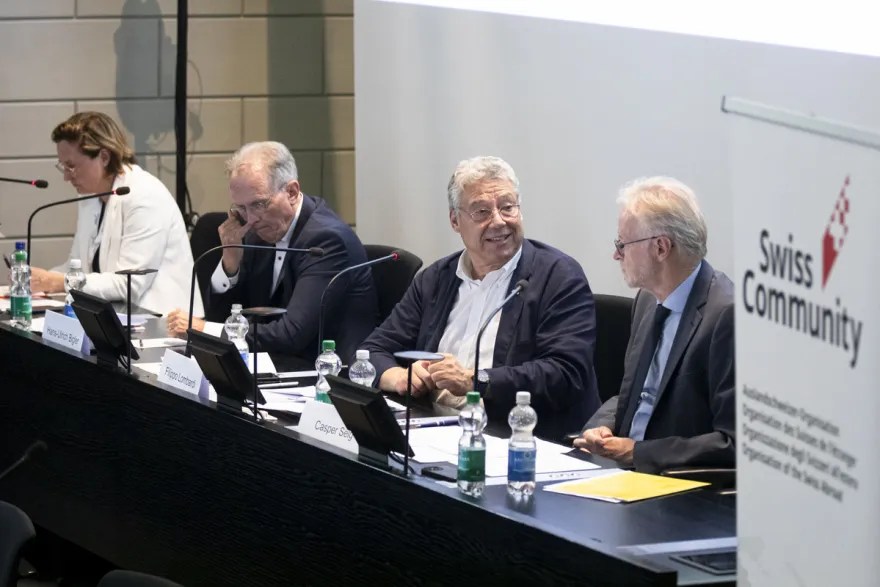 Ältere Herren auf einem Podium