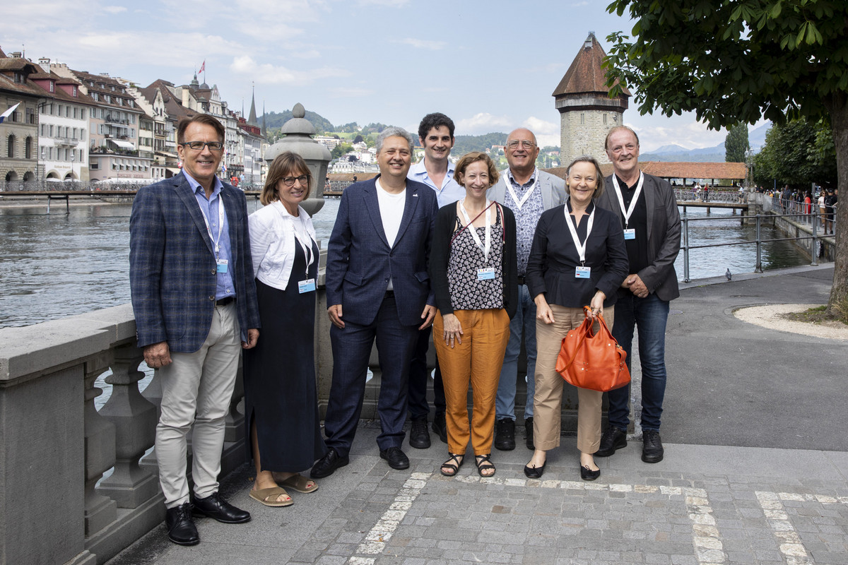 Menschen vor der Kapellbrücke in Luzern