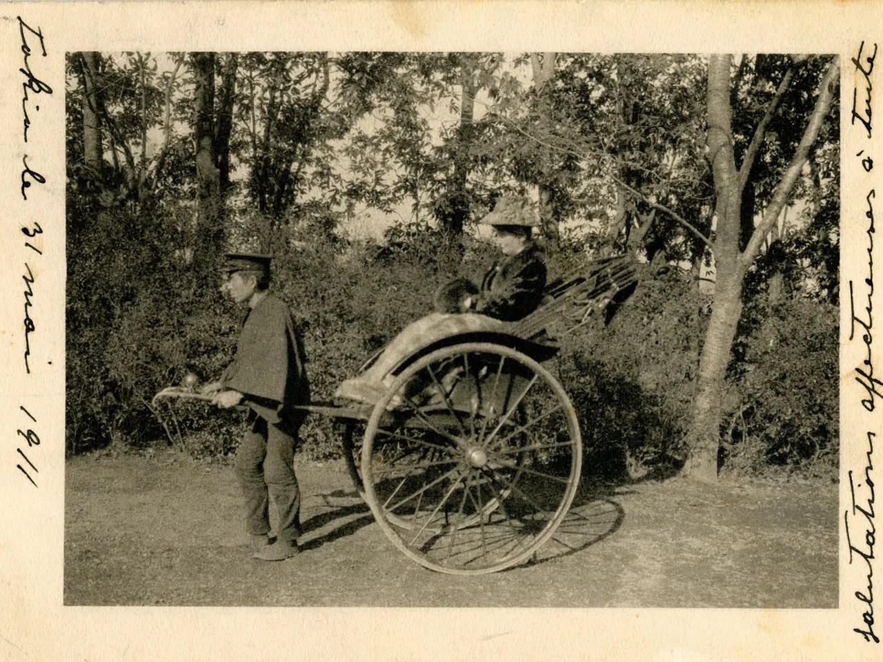 lina bögli in einer riksha in japan