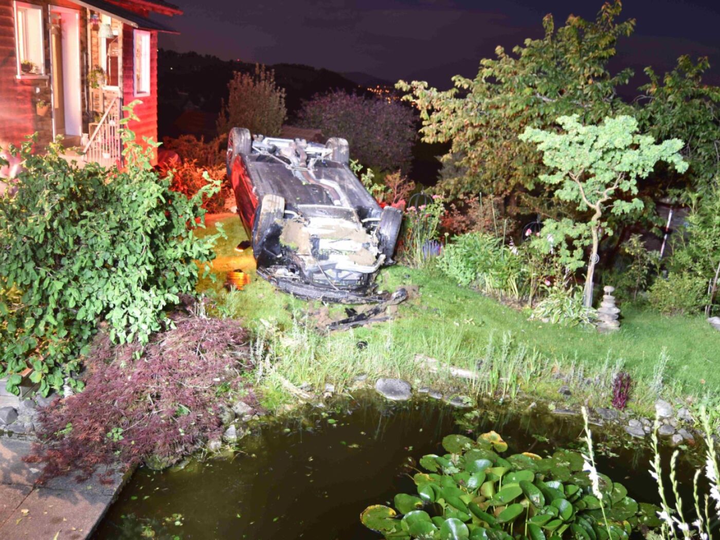 Lernfahrer fliegt bei Unfall mit Auto über Teich in Garten SWI