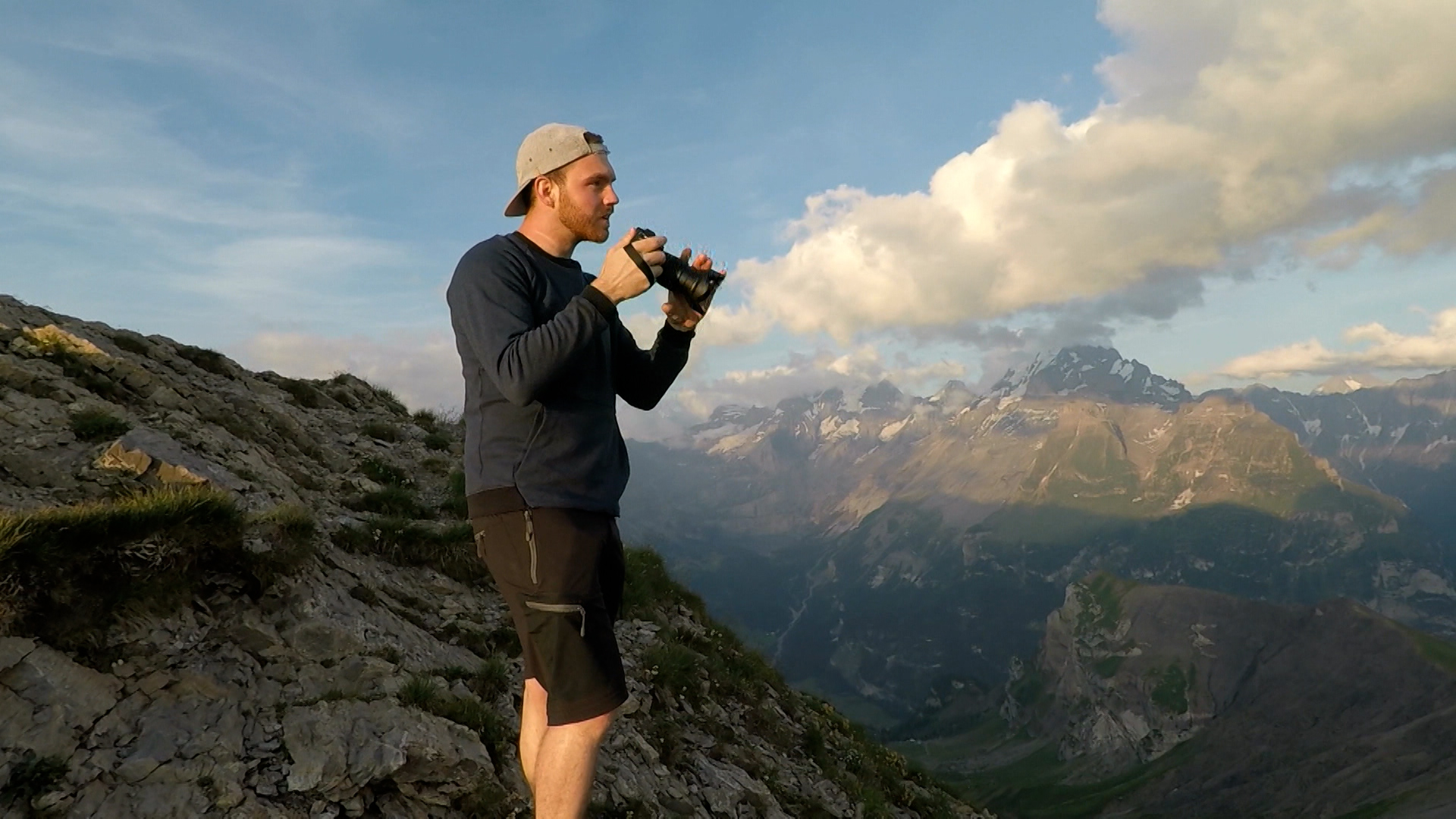 Ein Mann mit Kamera auf einem Berg