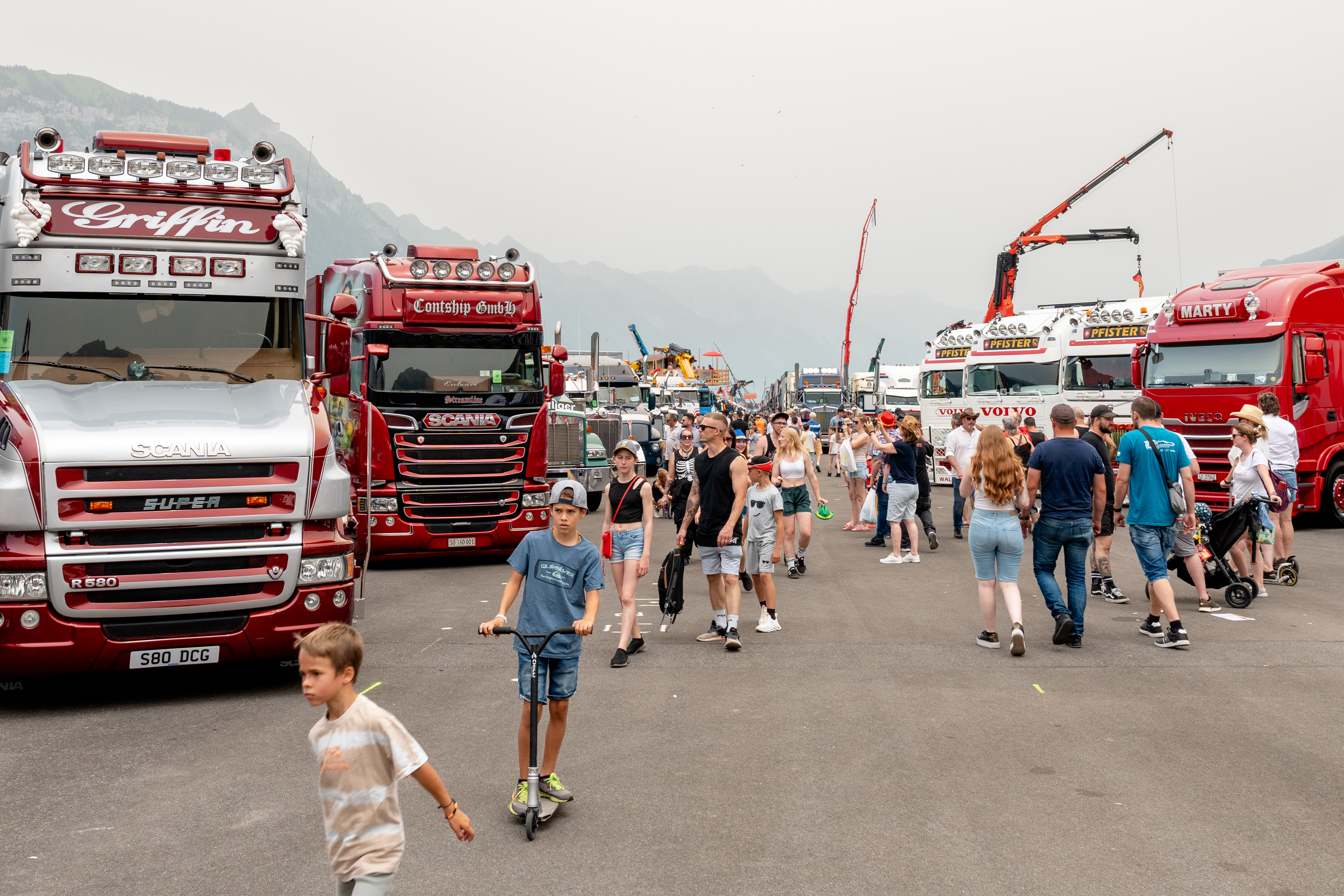 Besuchende am Trucker- und Country-Festival