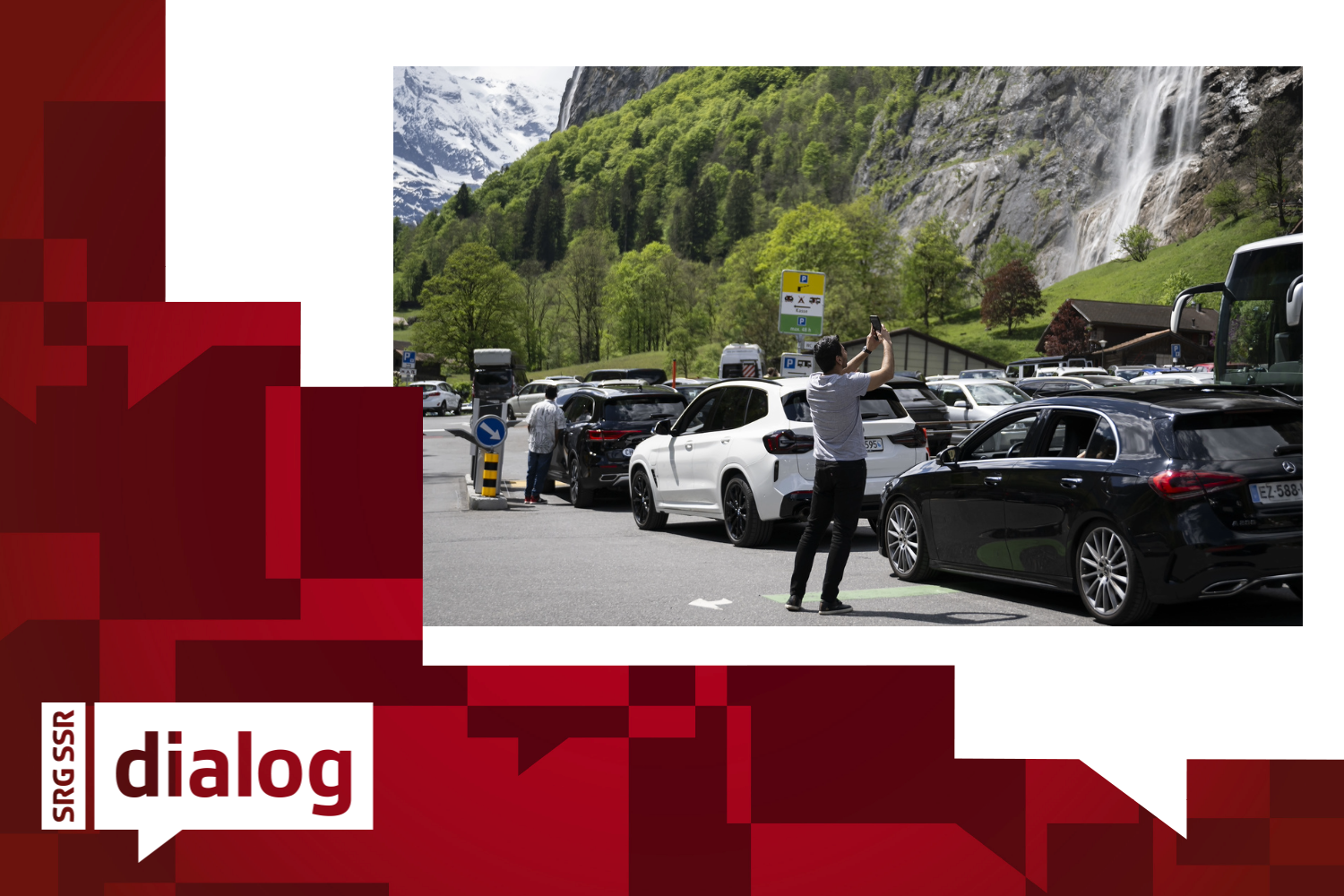 Touristen warten mit ihren Autos auf freie Parkplaetze am Parkplatz der Kirche, am Sonntag, 19. Mai 2024 in Lauterbrunnen im Berner Oberland. Der Ferienort Lauterbrunnen moechte eine Eintrittsgebuehr fuer Tagestouristinnen und -touristen einfuehren, die mit dem Auto anreisen. Wie viele andere Touristenorte auf der Welt kaempft die Gemeinde im Berner Oberland mit grossen Touristenstroemen