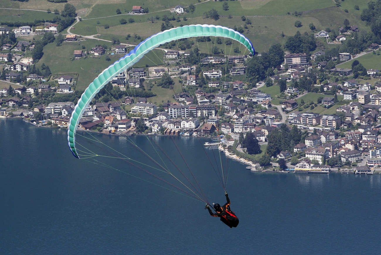 Parapendista volteggia sul Lago dei Quattro Cantoni (archivio).