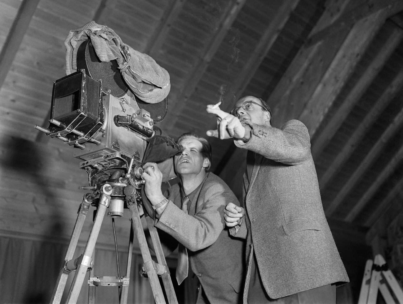 Zwei Mitarbeiter der Schweizer Filmwochenschau bestimmen im Dezember 1952 den Bildausschnitt fuer die folgende Aufnahme.