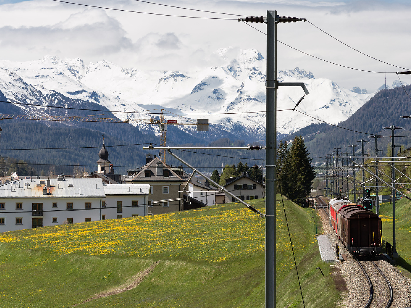 14-year-old tourist electrocuted while climbing on a train in La Punt