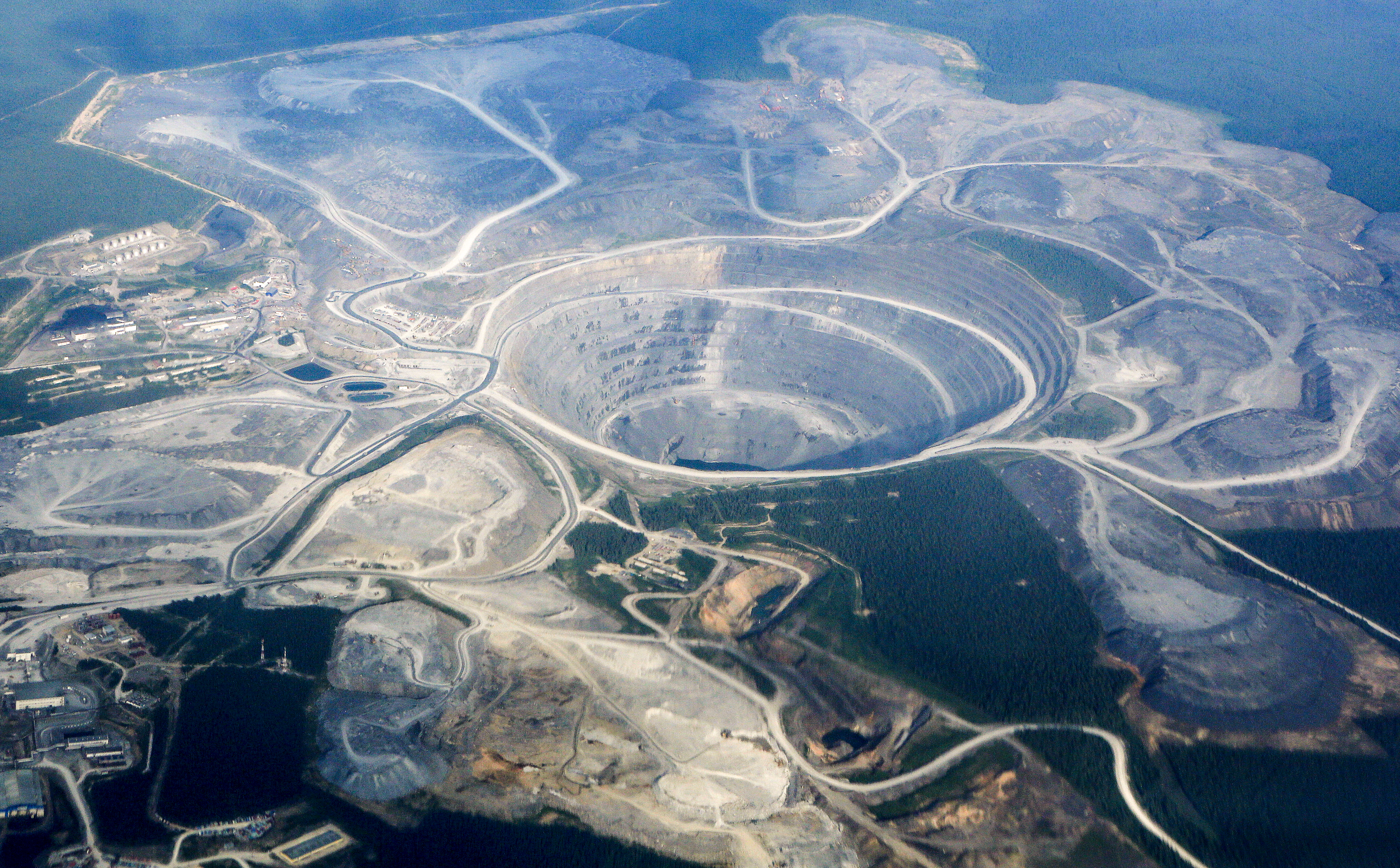 Una veduta aerea del 2015 mostra l'operazione aurifera Olimpiada, di proprietà della società Polyus Gold International, nella regione di Krasnojarsk, nella Siberia orientale.