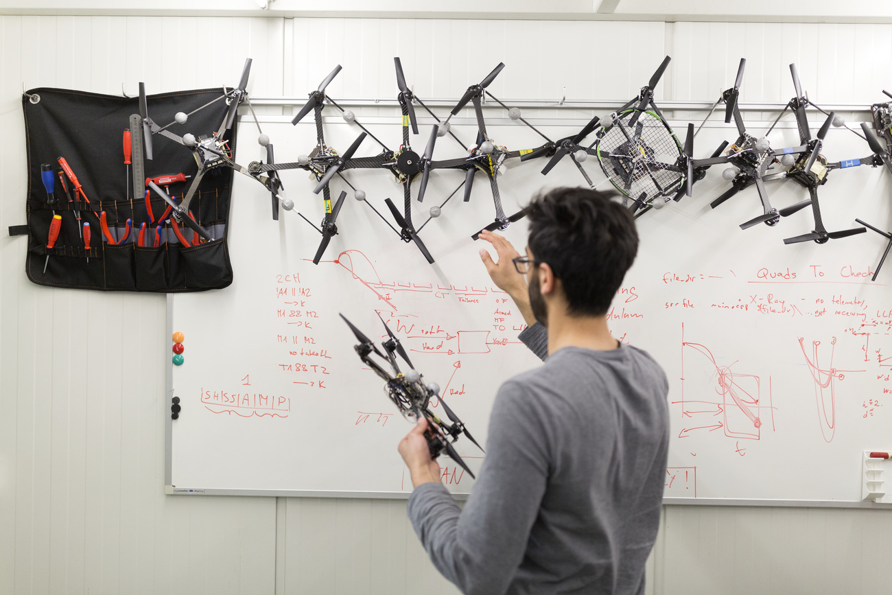 В Институте динамических систем и управления (Institute for Dynamic Systems and Control) при ВТШ / ETH Цюриха, Швейцария, 23 марта 2016 года.