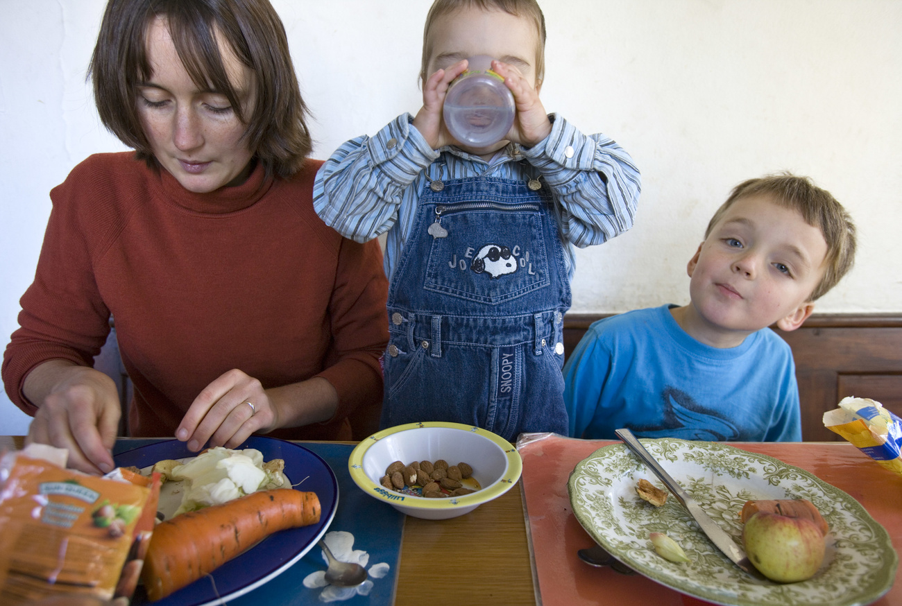 mamma a tavola con due bimbi
