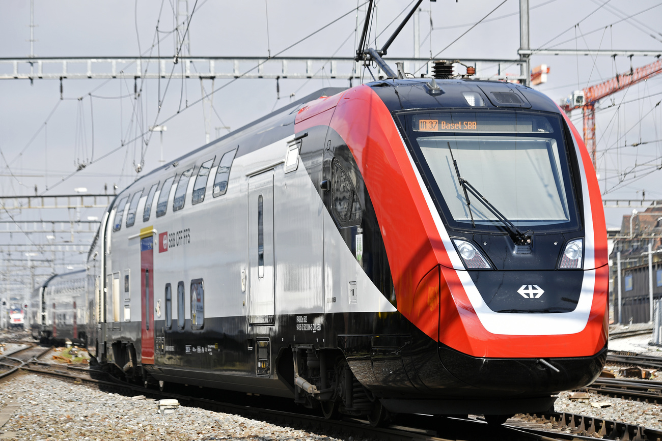 Abfahrt eines Fernverkehrs-Doppelstockzugs FV Dosto im
