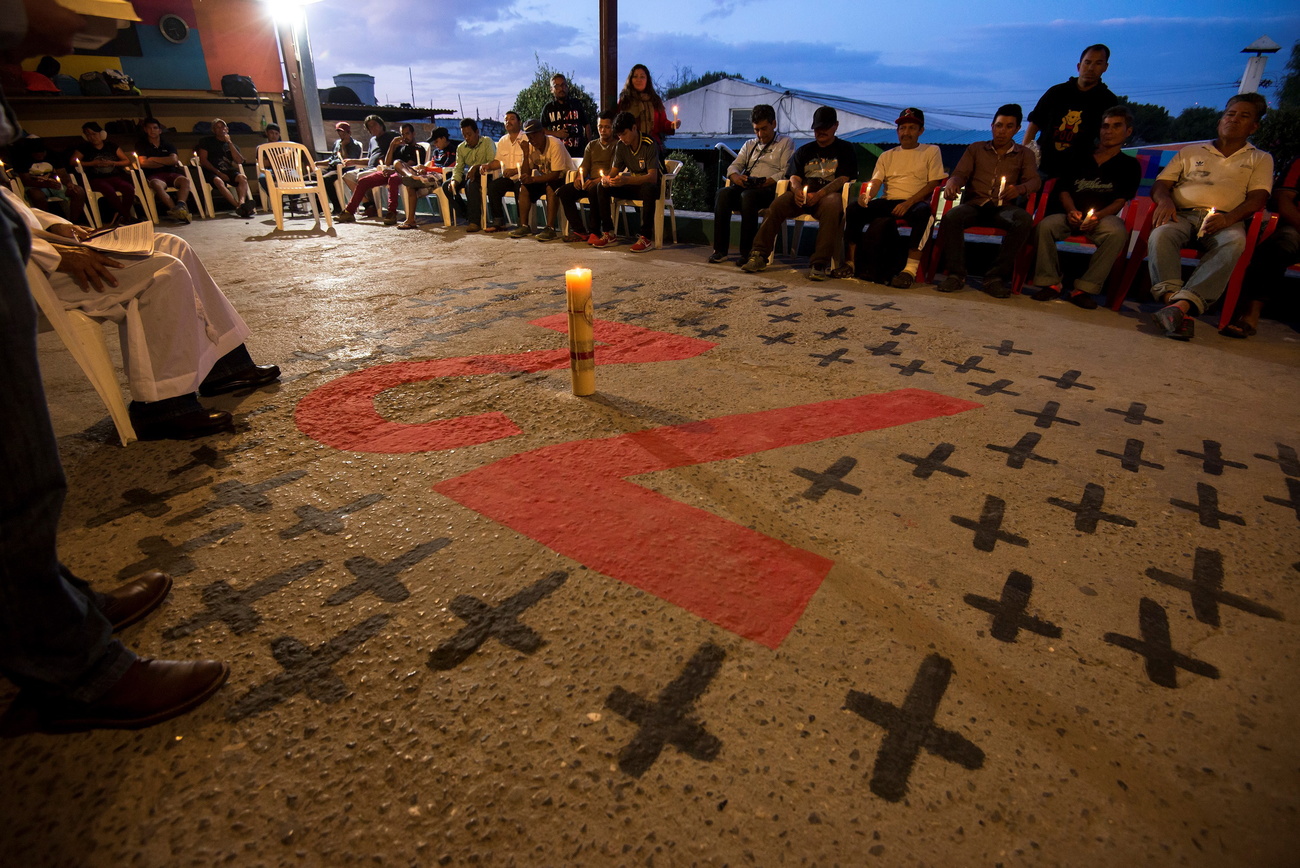 Migrantes centroamericanos rezan durante el aniversario de la masacre de San Fernando de 2011, en la Casa del Migrante en Saltillo, México, 20 de agosto de 2019. Un total de 72 personas fueron presuntamente asesinadas durante la masacre de 2011 por el cartel 'Los Zetas' con la complicidad de la policía local el 22 de agosto de 2010.