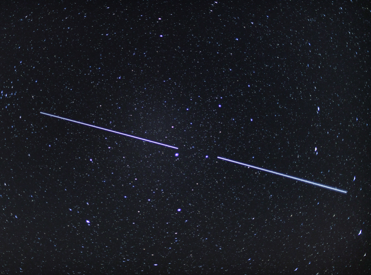 Two "Starlink" satellites can be seen as streaks of light in the night sky (image taken with an exposure time of 15 seconds). At the beginning of January 2020,