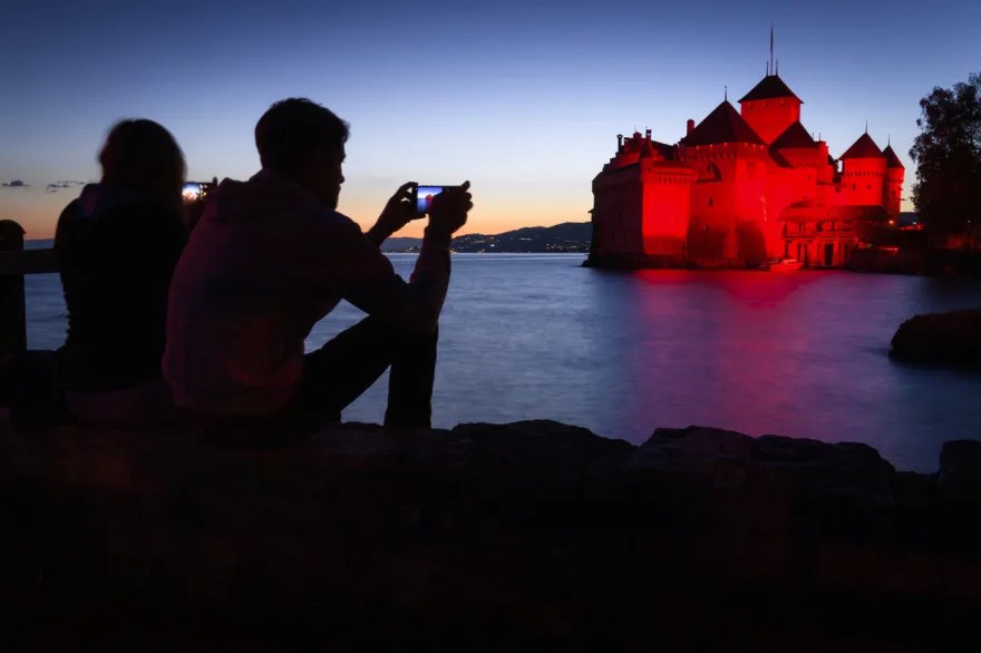 Zwei Menschen vor einem Schloss an einem See