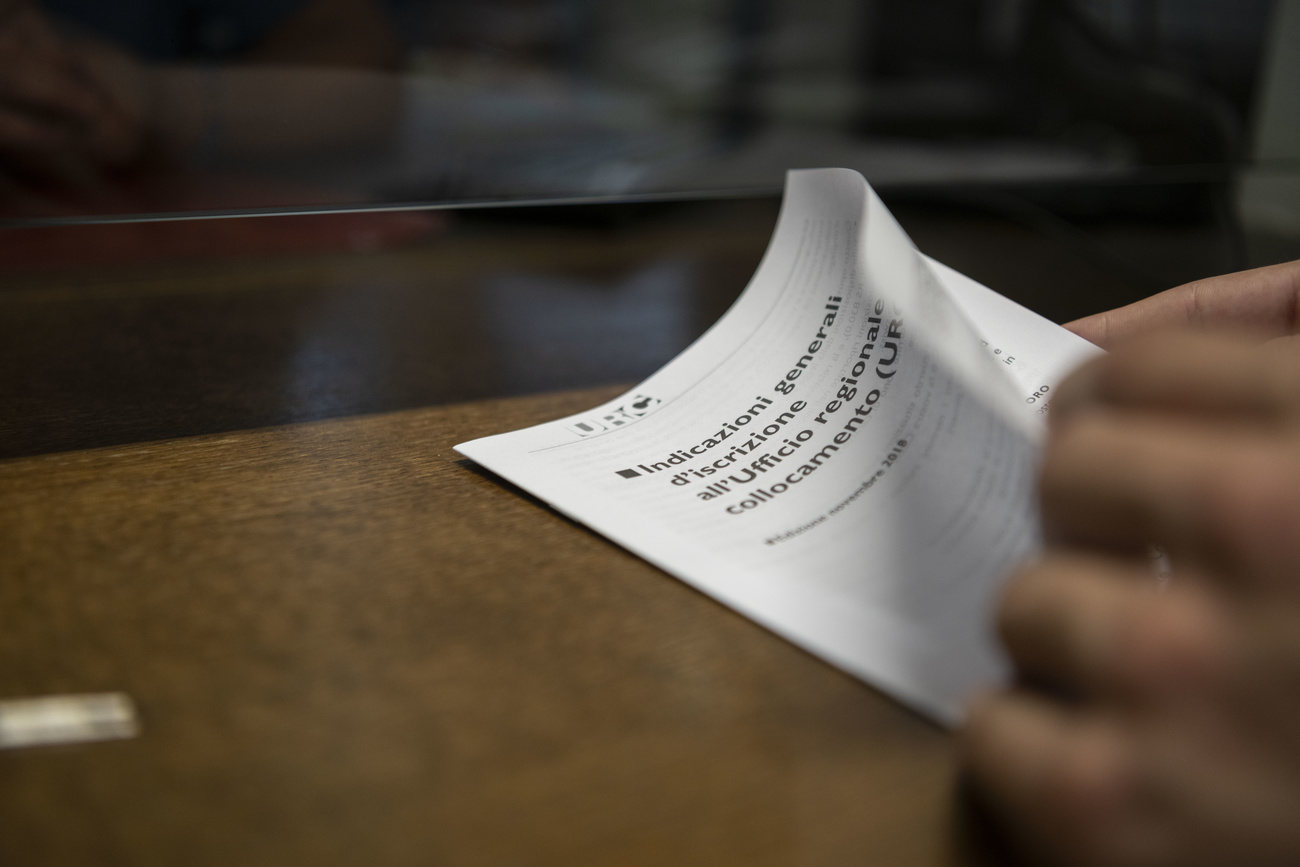 persona consulta libretto dell'ufficio regionale di collocamento di locarno