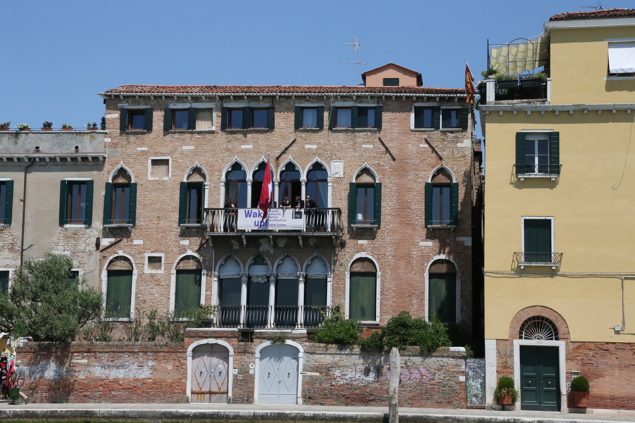 Der Palazzo Trevisan von aussen mit Schweizer Flagge