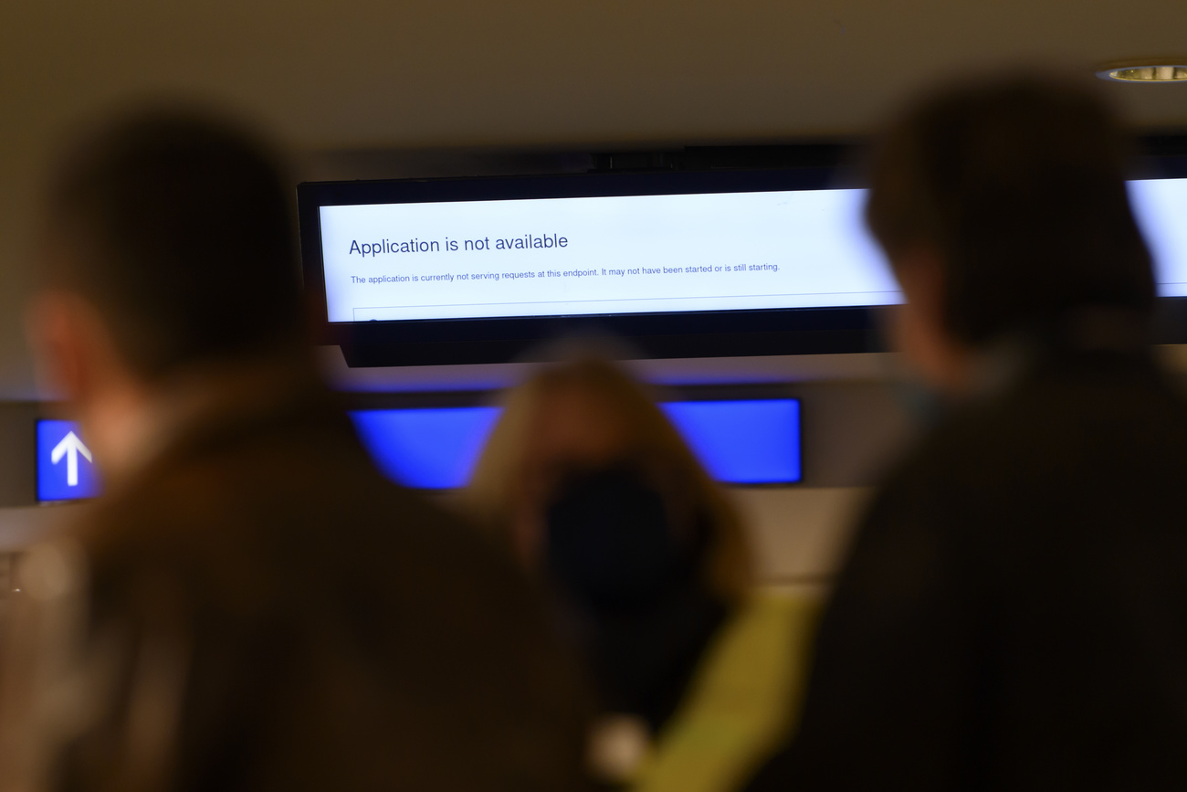 Bildschirme, welche die Züge, Gleise und Abfahrtszeiten anzeigen sollten, sind wegen einer IT-Störung bei den SBB ausser Betrieb