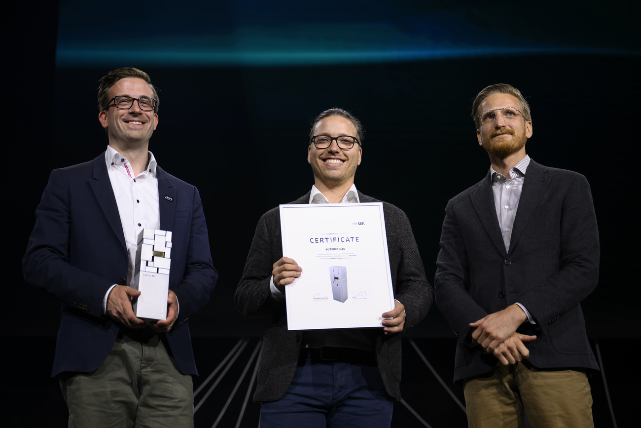2022年6月3日、スイス・インターラーケンで開催されたスイス経済フォーラムSEFで、スイス経済賞「ハイテク/バイオテクノロジー」部門の受賞を祝うアウテリオンのロレンツ・マイヤー氏(左)