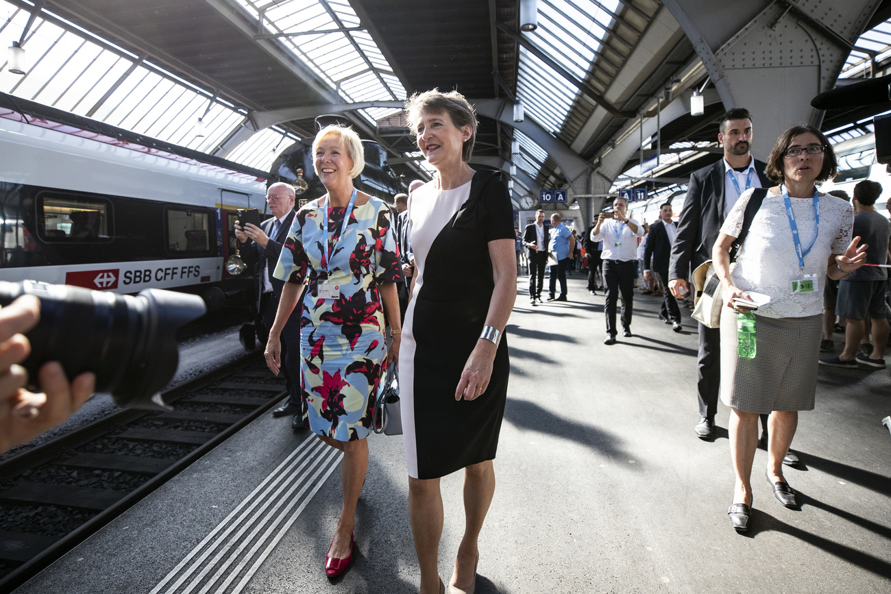 due donne su un binario di una stazione