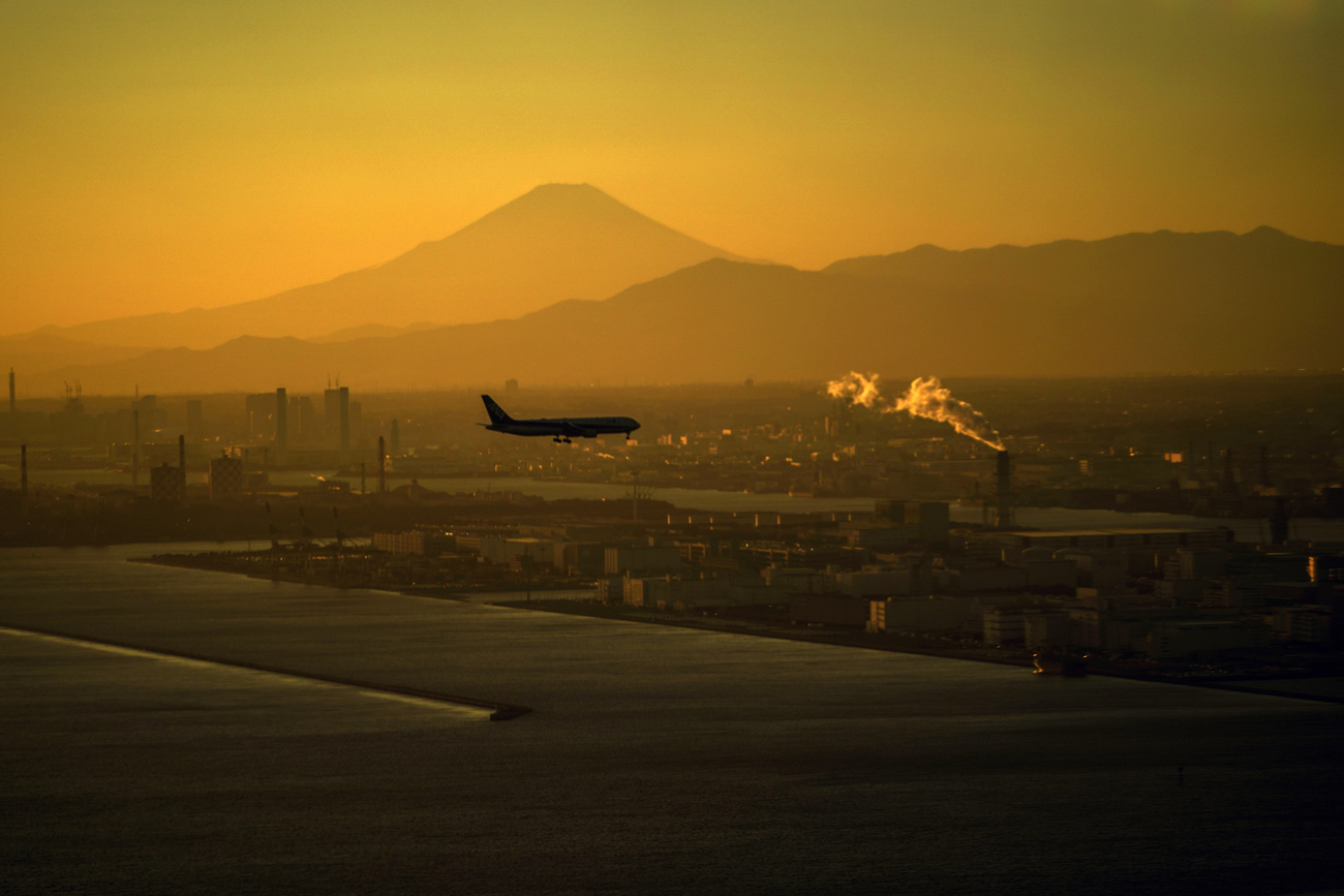 Der Berg Fuji und ein landendes Flugzeug im Vordergund