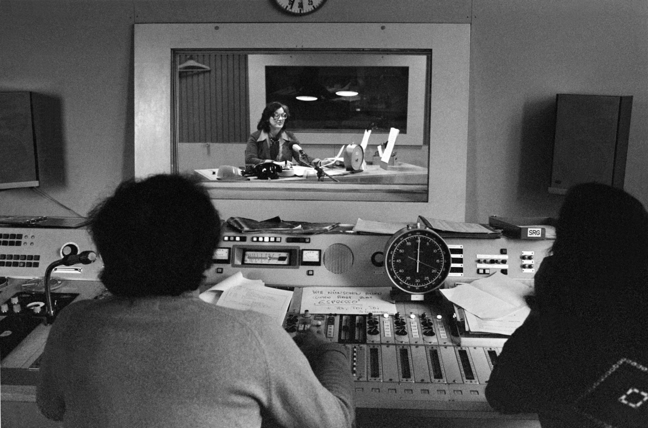 Die Radiomoderatorin Elisabeth Schnell fuehrt am 6. Januar 1974 aus dem Studio von Radio DRS in Zuerich, Schweiz, durch die erste Ausgabe der Morgensendung "Espresso".