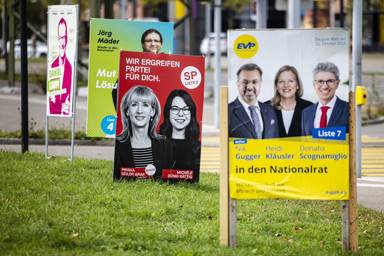 Wahlplakate von Ständerats- und Nationalratskandidat:innen am Strassenrand