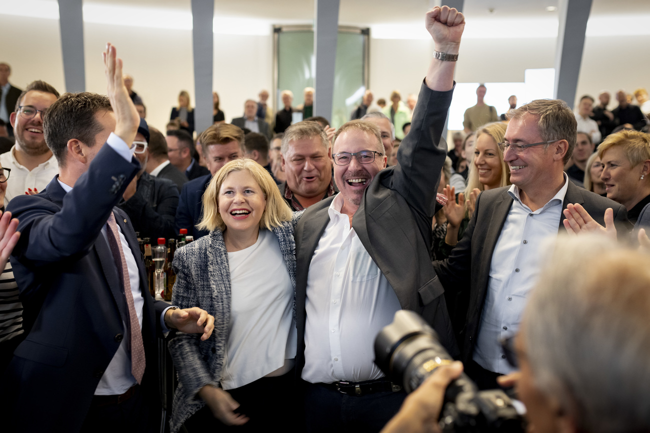 Esther Friedli, SVP, Staenderatskandidatin Kanton St. Gallen, und Walter Gartmann, SVP, Nationalratskandidat Kanton St. Gallen feiern im Pfalzkeller ihre Wahl bzw Wiederwahl anlaesslich der Eidgenoessischen Wahlen, am Sonntag, 22. Oktober 2023 in St. Gallen. Die Schweizer Buergerinnen und Buerger waehlen das Bundesparlament mit den beiden Kammern Nationalrat und Staenderat. (KEYSTONE/Christian Merz)