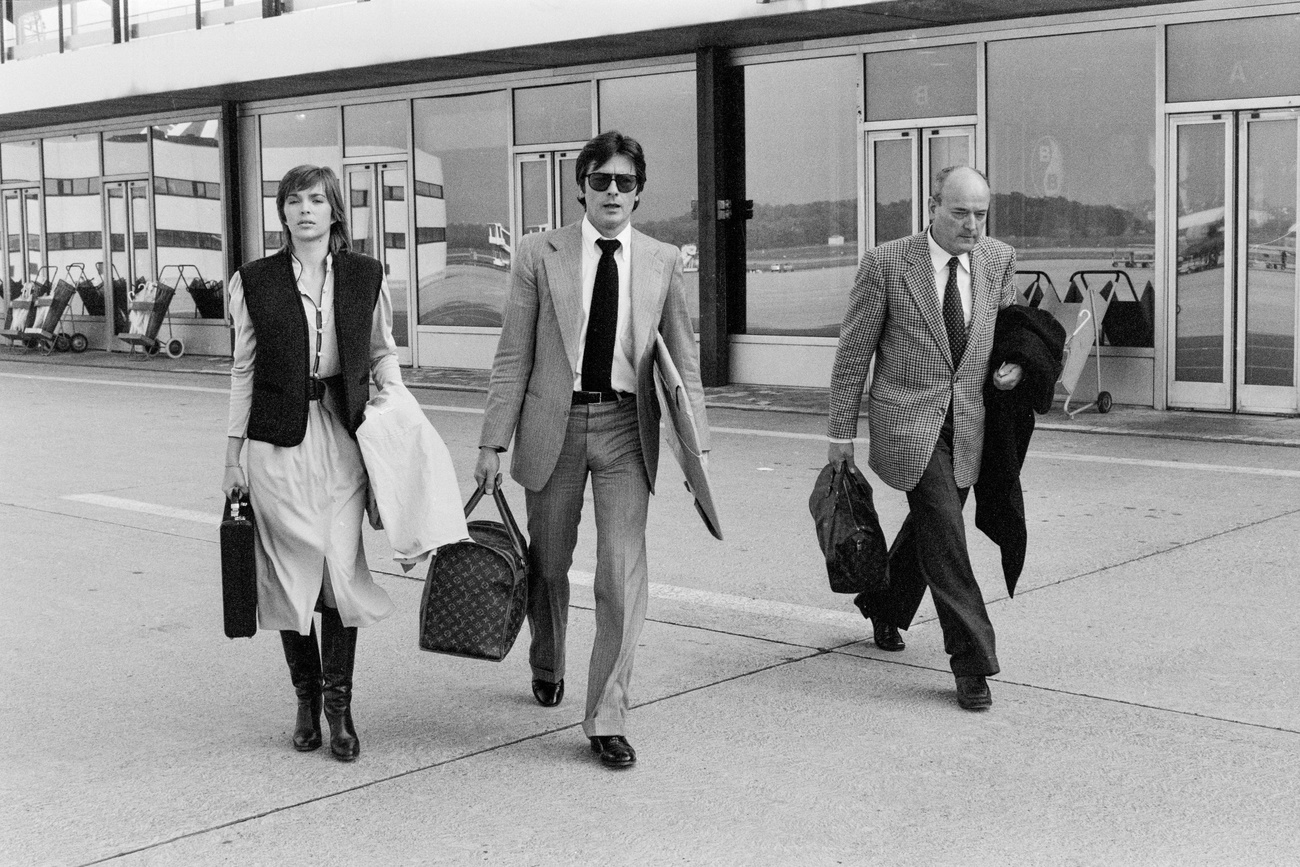 阿兰·德龙和妻子娜塔莉到达日内瓦机场(摄于1965年前后,具体日期不详)。