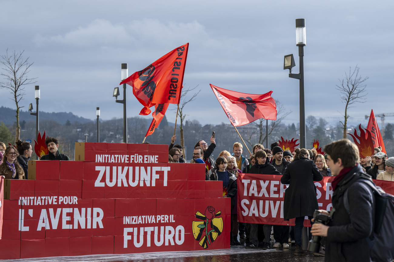 2024年2月8日伯尔尼,瑞士青年社会党(Swiss Young Socialists party, JUSO)成员提交公民动议签名。