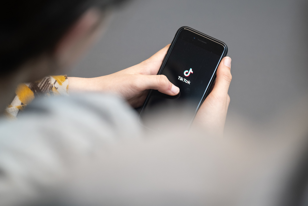 giovane apre tiktok sul proprio smartphone