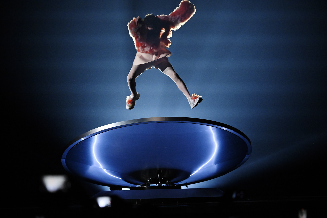 Nemo während der Performance am ESC 2024