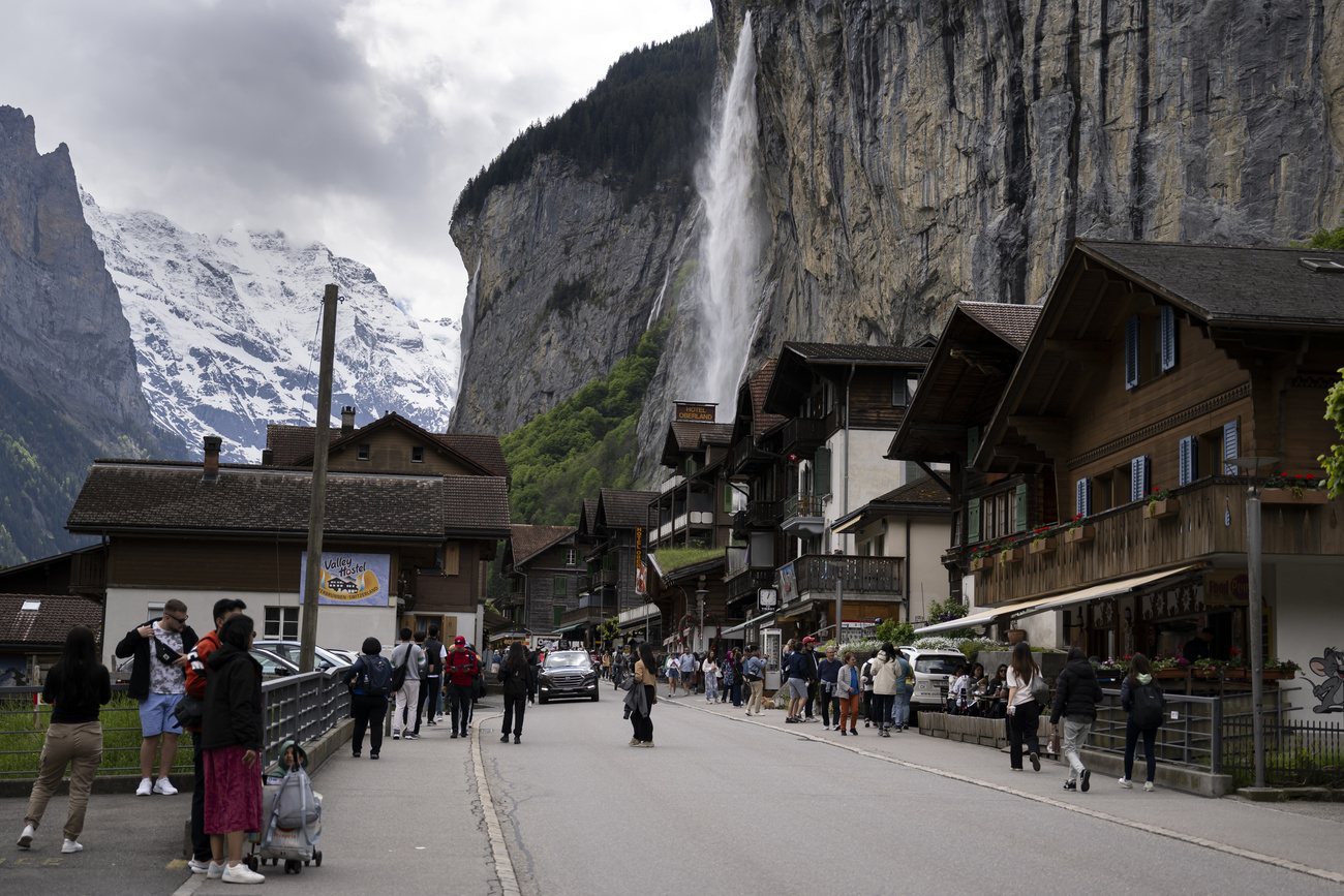 Turisti a Lauterbrunnen (Berna).