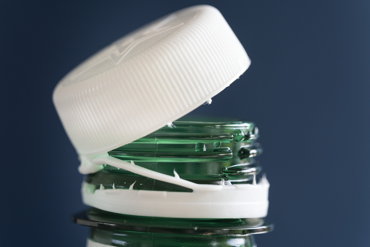 neuer angemachter pet-flaschendeckel