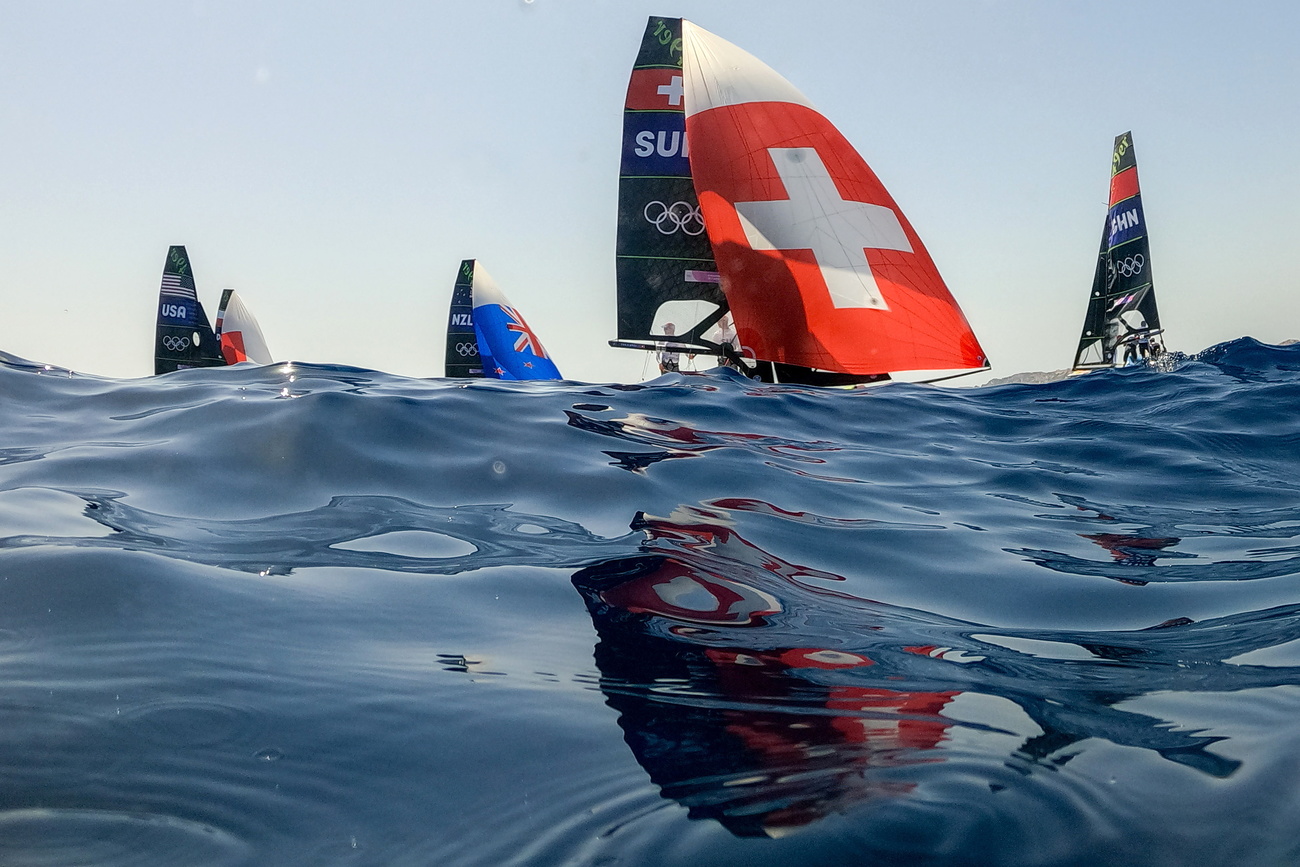 Picture of boat sailing with Swiss flag