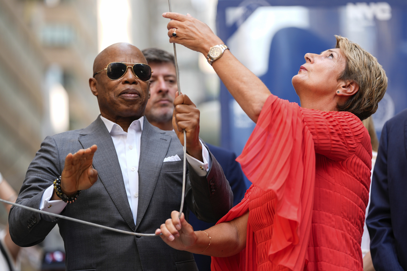 Der New Yorker Bürgermeister Eric Adams, links, und die Schweizer Bundesrätin Karin Keller-Sutter, rechts, hissen eine Flagge während einer Zeremonie zum Schweizer Nationalfeiertag in New York.