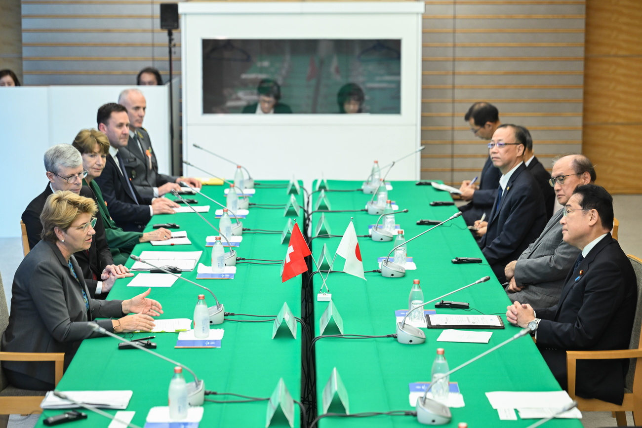 Réunion entre le Japon et la Suisse autour d'une table.