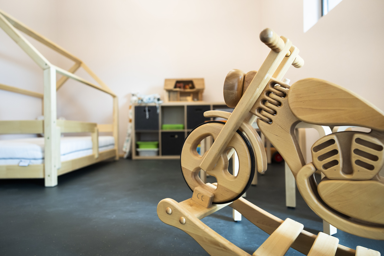 Ein Schaukelmotorrad steht in einem Spielzimmer im Allani Kinderhospiz, am Donnerstag, 8. August 2024 in Riedbach bei Bern. Es ist das erste Kinderhospiz in der Schweiz und wird bis zu 8 Familien gleichzeitig tage- oder wochenweise beherbergen koennen. Lebensverkuerzend erkrankte Kinder und ihre Familien finden hier ein Zuhause auf Zeit.