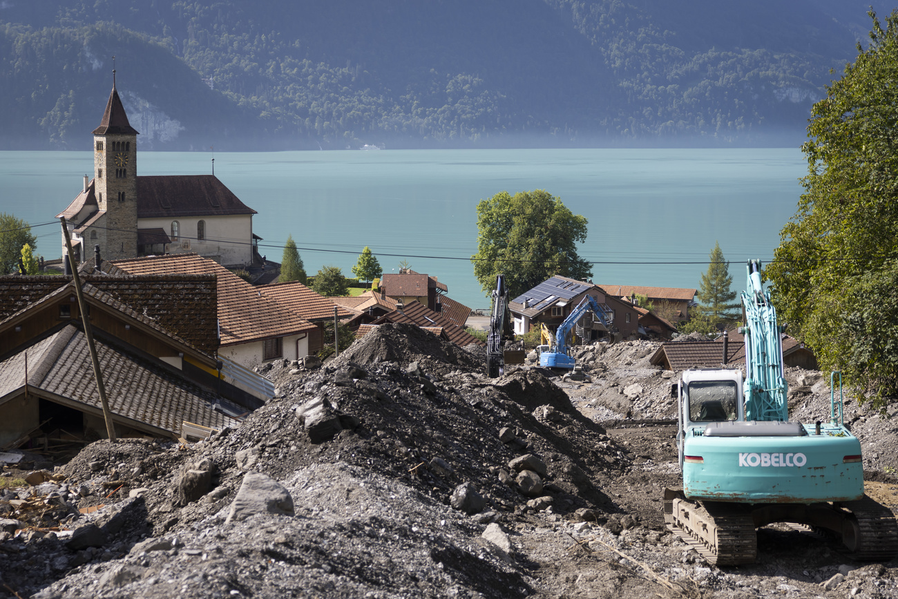 Bagger erstellen einen Schutzdamm, am Freitag, 16. August 2024 in Brienz im Berner Oberland. Am Montag Abend haben heftige Gewitter einen Murgang ausgeloest und Gebaeude, parkierte Fahrzeuge, Strassen sowie Infrastruktur des oeffentlichen Verkehrs beschaedigt.