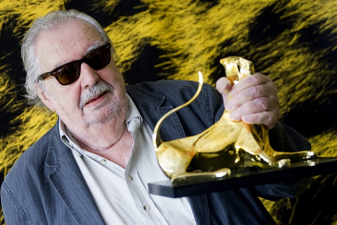 Hommage an ein filmisches Lebenswerk: Alain Tanner posiert mit dem "Ehrenleoparden" beim 63. Internationalen Filmfestival von Locarno 2010.