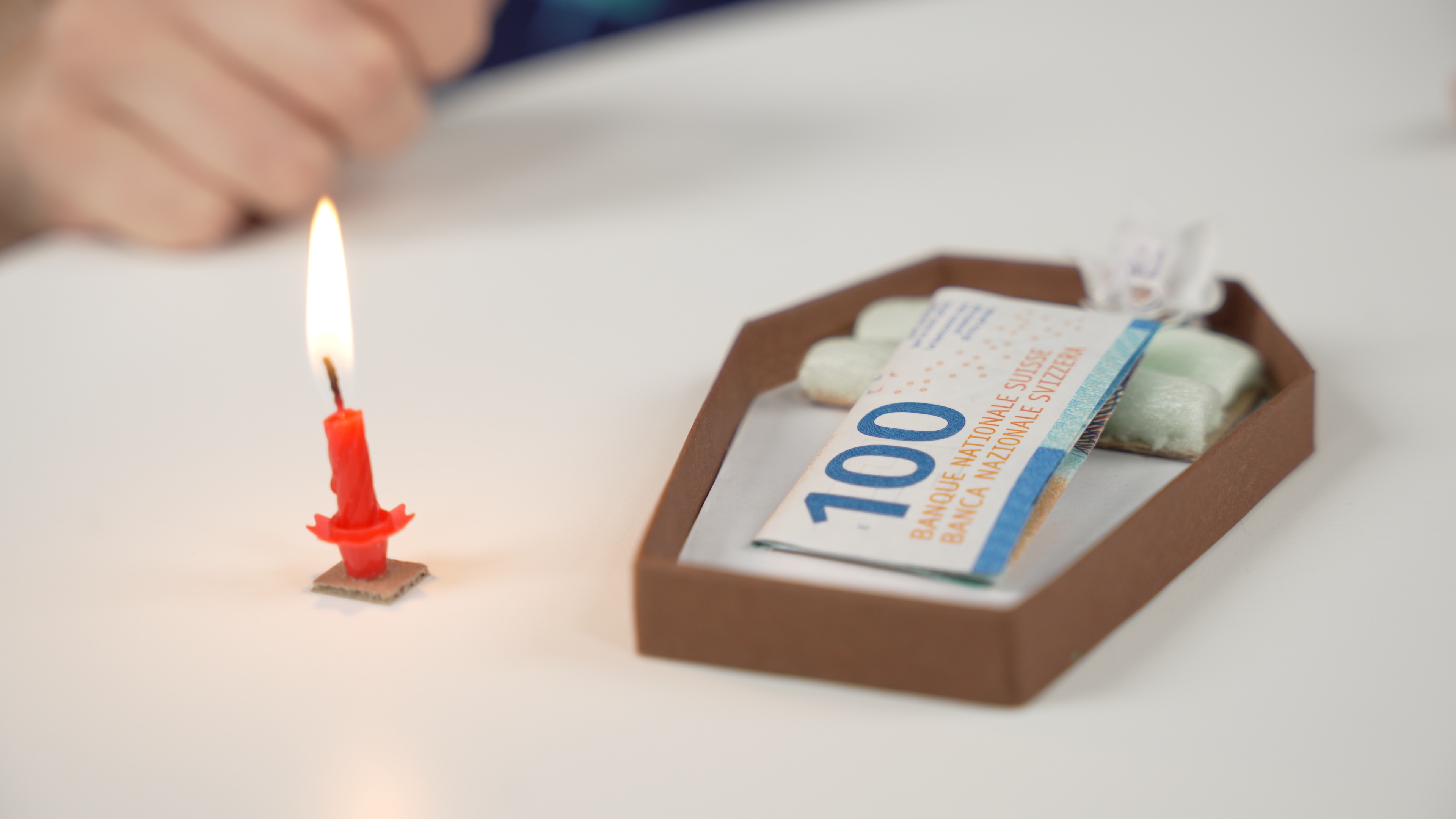 Nota de banco dentro de um caixão