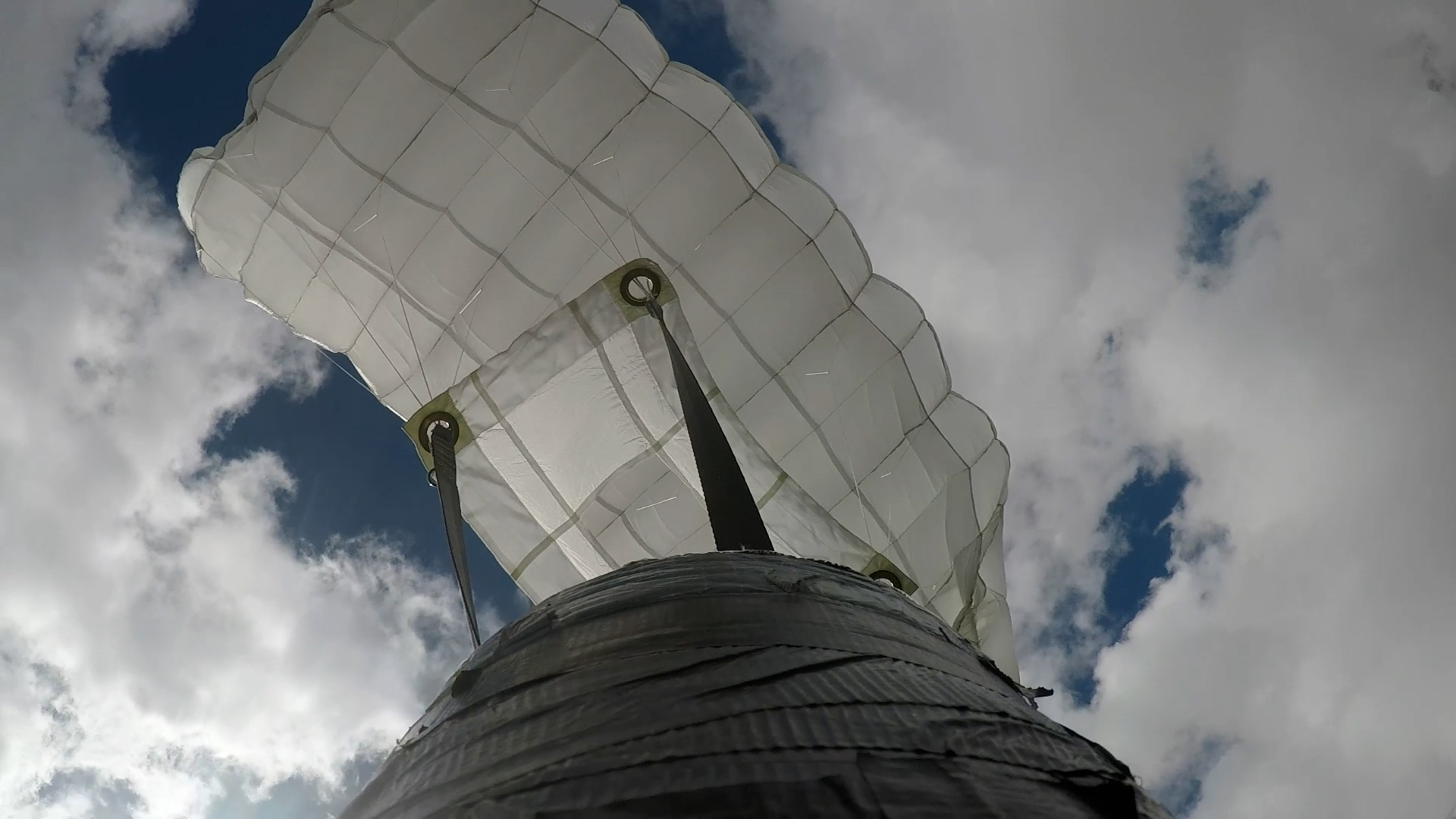 Eine Rakete hängt an einem Fallschirm, Blick nach oben