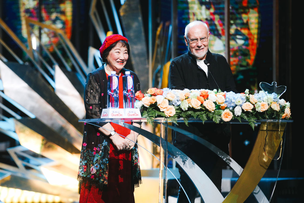 Marco Müller mit der Schauspielerin Zhu Xijuan auf einer Bühne
