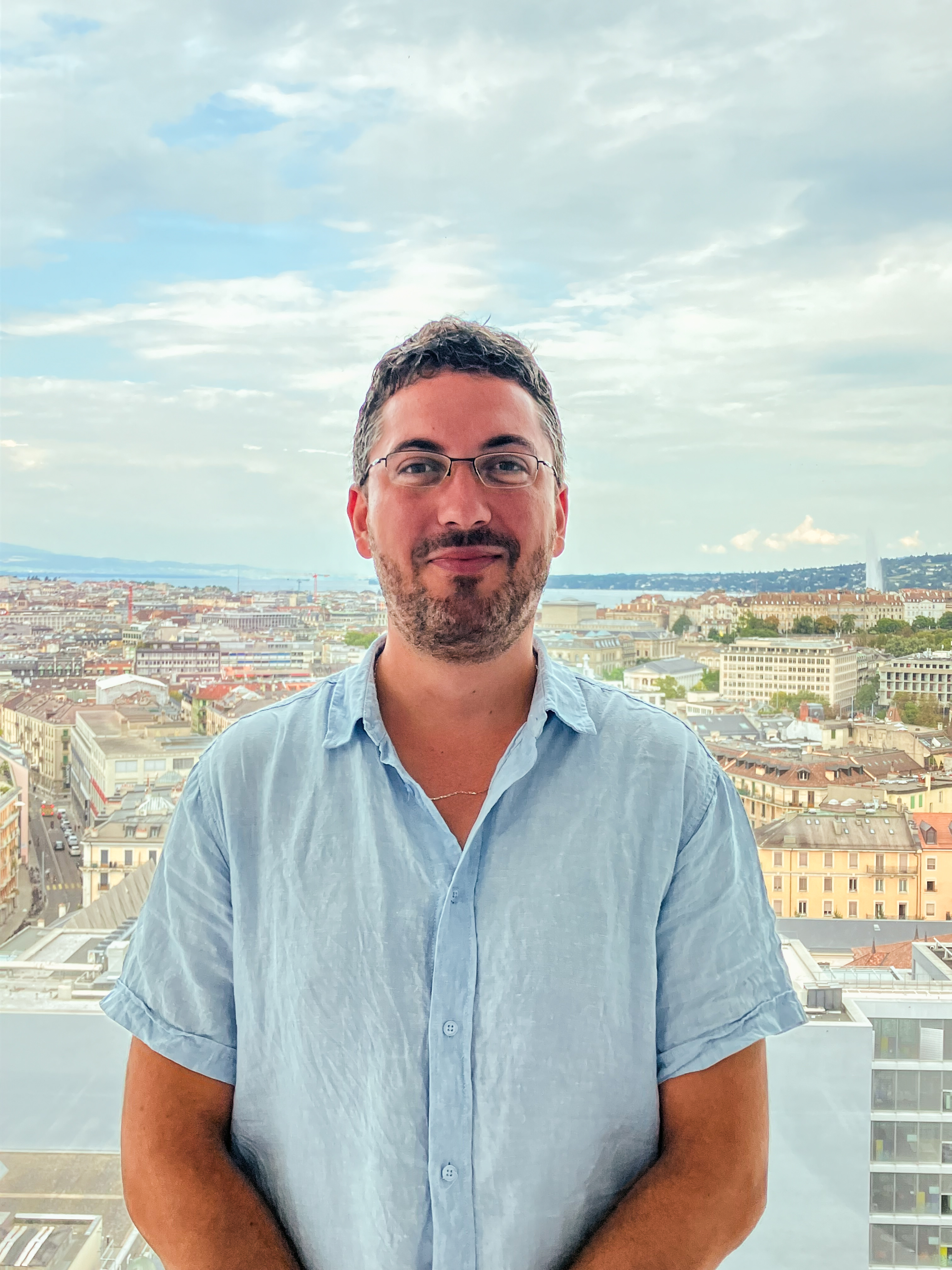 Porträt Julien Jaquet, im Hintergrund eine Stadt