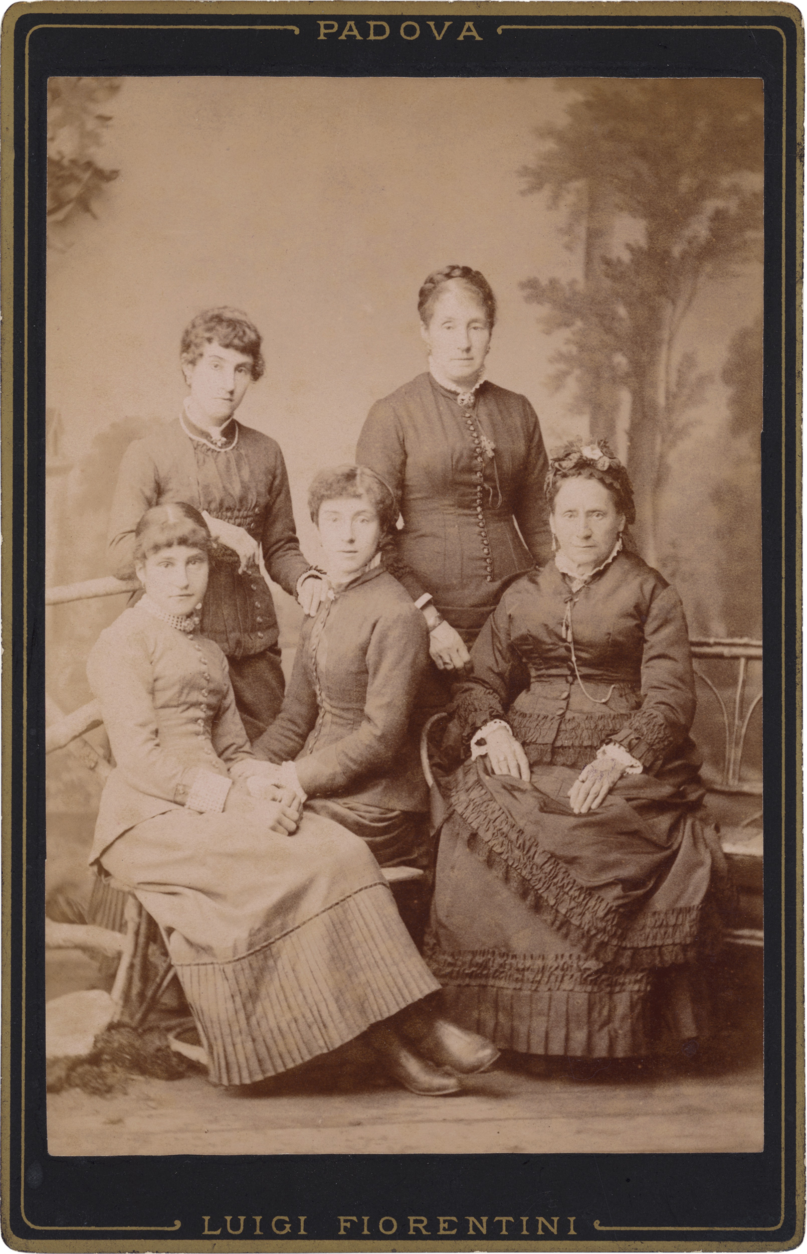 foto ritratto di cinque donne