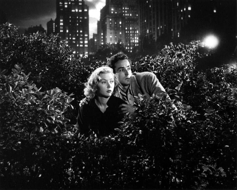 隐藏的瑰宝:霍什巴赫特提到,《玻璃墙》(1953年)是一部在今天依然能引起共鸣的电影。“这部影片讲述了一个犹太人从集中营逃出,偷渡进入美国的故事。警察四处追捕他。后来,他遇到了格洛丽亚·格雷厄姆(Gloria Grahame),并意识到美国是一个人人都在逃避的国家。”