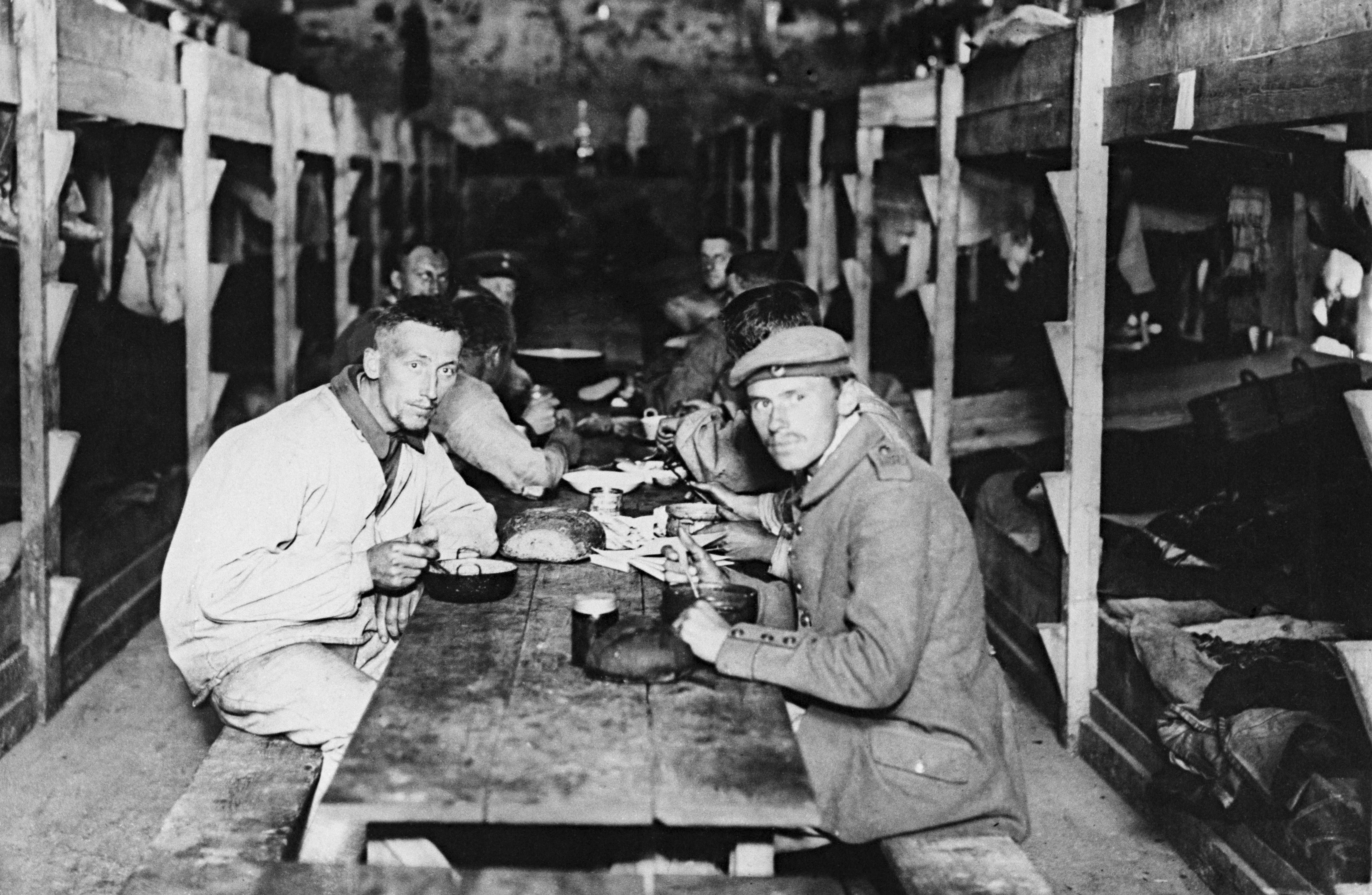 Krieg 1914-1918. Roche-Maurice, Lager für Kriegsgefangene. Mahlzeit der deutschen Kriegsgefangenen in einem Schlafsaal.