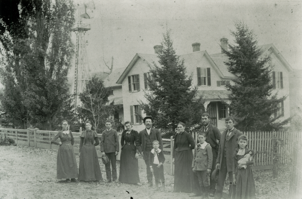 Schwarzweiss-Foto: Schweizer Familie vor ihrem Hof in den USA