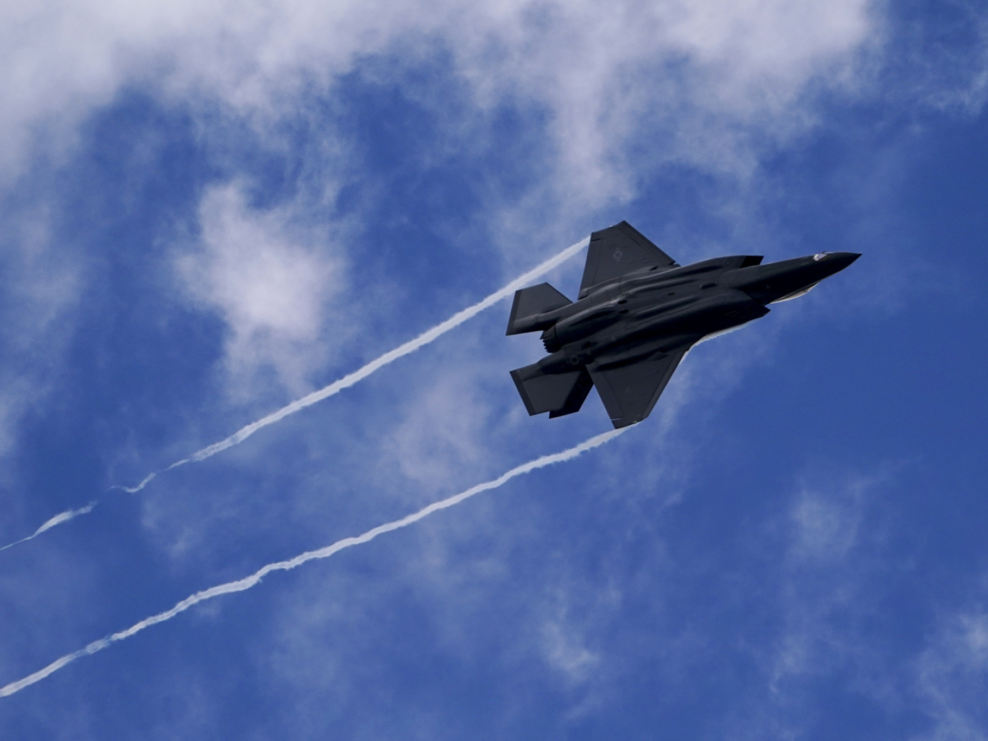 Switzerland should cooperate skillfully on armaments, according to two studies
