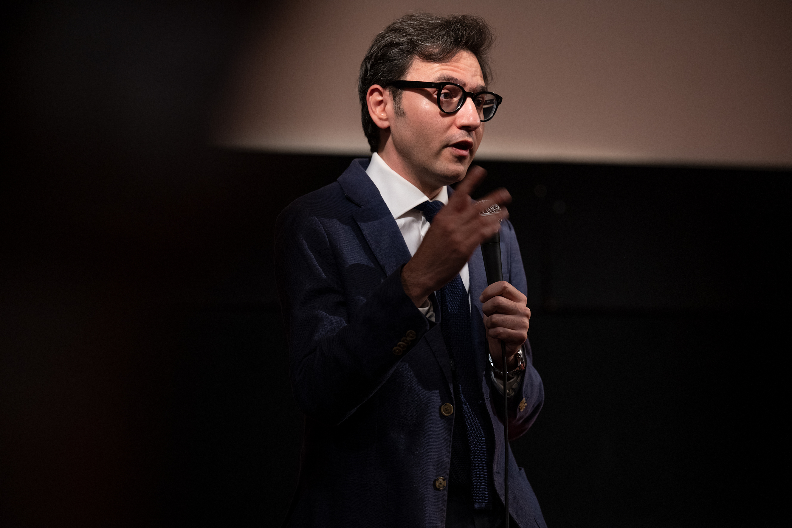Ehsan Khoshbakht durante una presentazione al Vienna International Film Festival (Viennale), nel 2023.