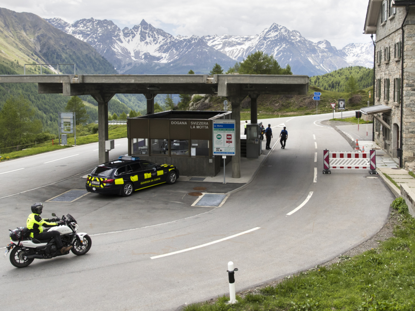 Commuter Borders Swiss cross-border commuter numbers on the rise - SWI swissinfo.ch