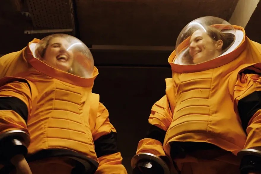 zwie studierende im astronautenanzug